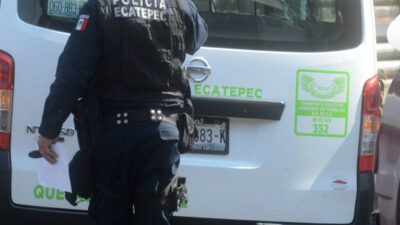 Sin temor a las cámaras de seguridad, sujeto asalta en media hora dos unidades de transporte público en Ecatepec.
