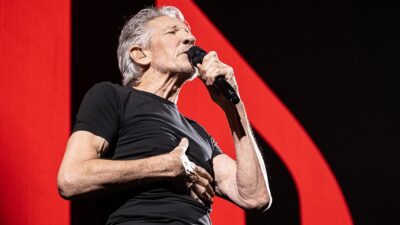 Roger Waters brinda con mezcal y habla en español en su concierto de la CDMX