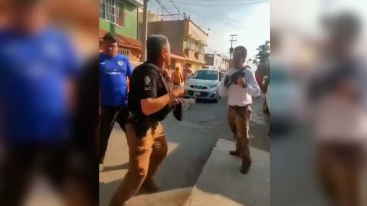 “Rífate un tiro, carnal”: captan pelea entre policía y ciudadano en Ecatepec; ve video y presunto motivo