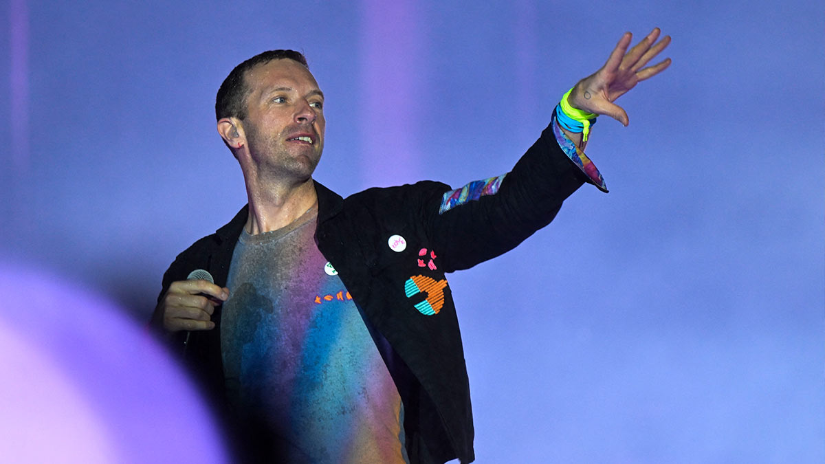 Chris Martin, vocalista de Coldplay, va a tienda de instrumentos musicales y se echa unos “palomazos”