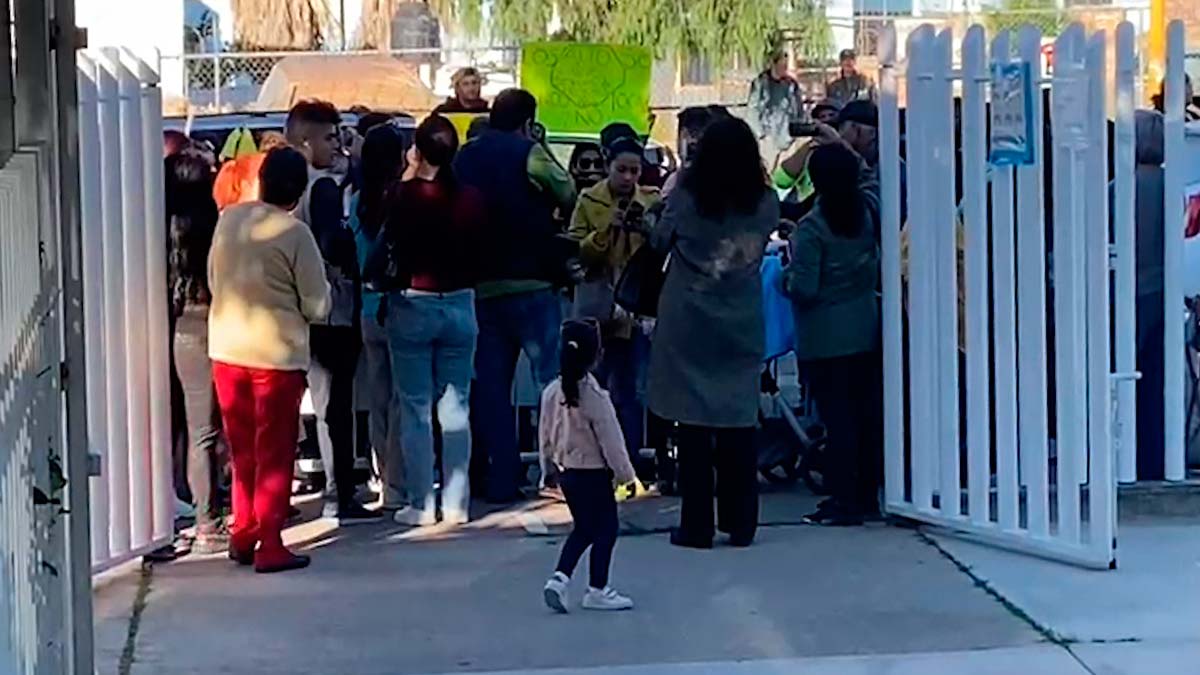 Padres de familia se manifiestan en kínder tras abuso sexual de una niña de 3 años en Aguascalientes