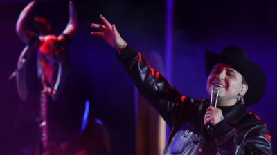 Christian Nodal canceló concierto por “causas de fuerza mayor”; lo cachan en concierto de Cazzu, su novia