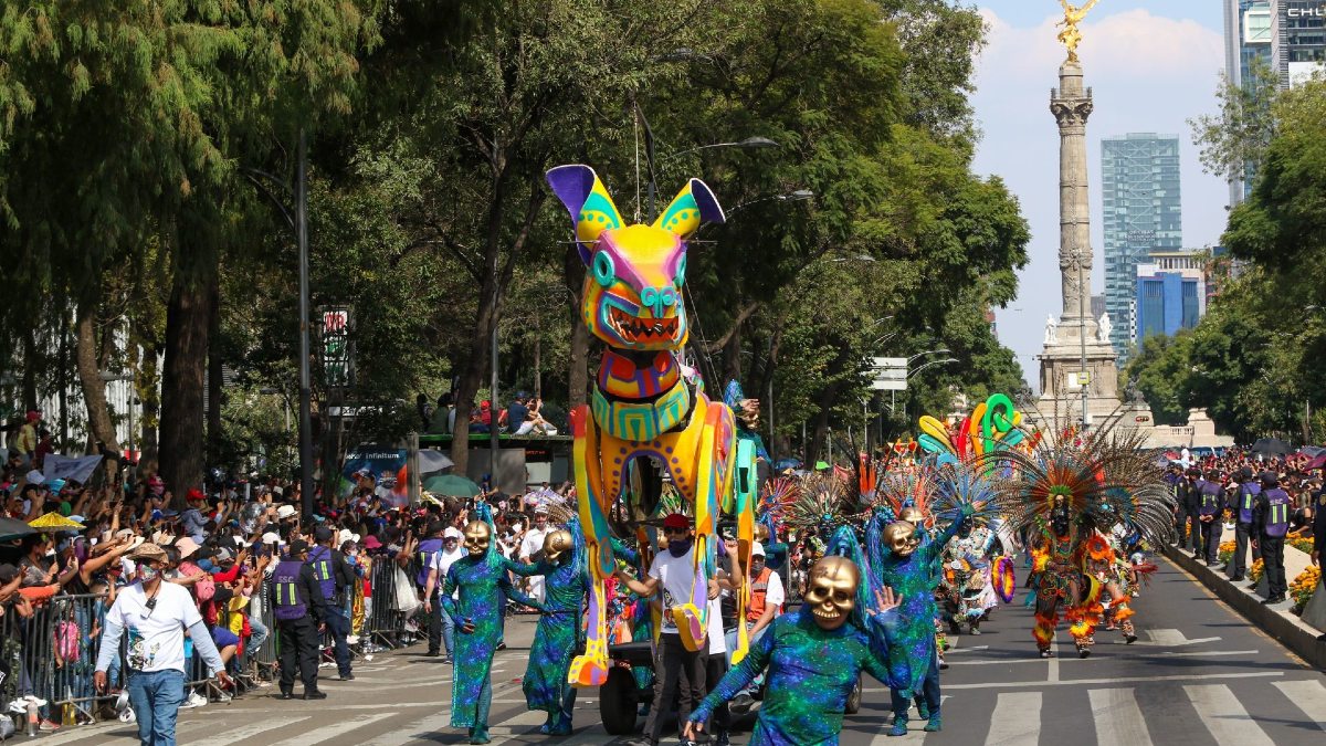 Por primera vez, el desfile de Día de Muertos llegará de noche al Zócalo capitalino. También se llevará a la realidad virtual.