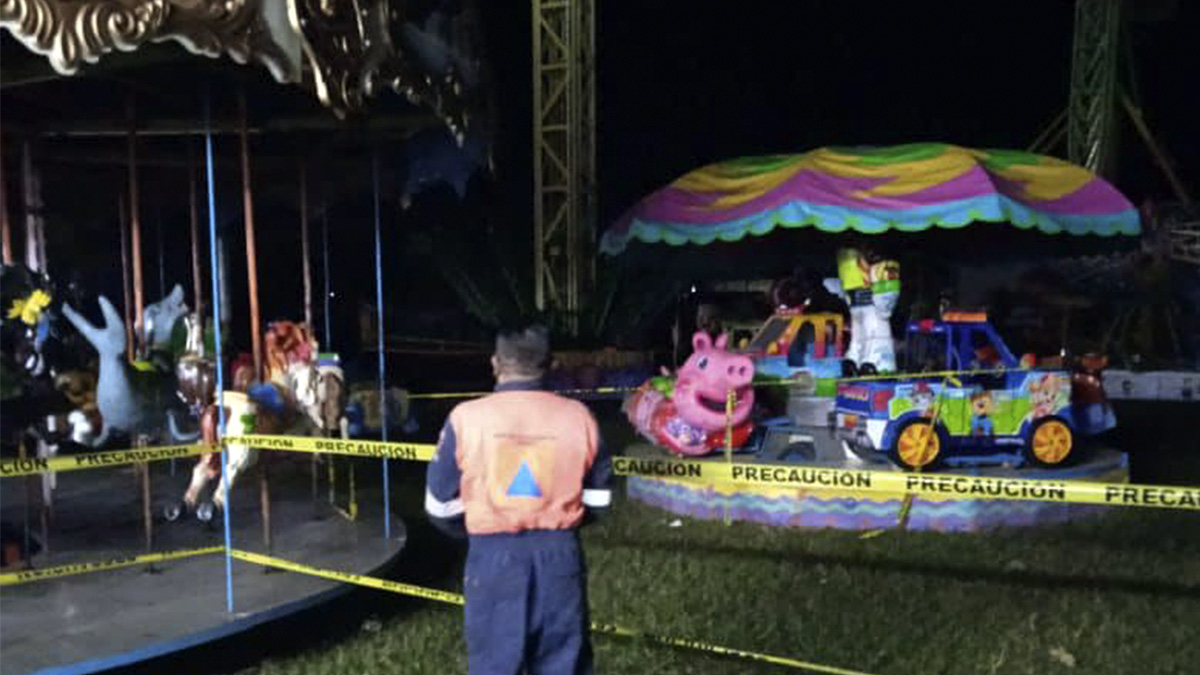 Un video en redes captó el terror que se vivió en una Feria de Guerrero, cuando un juego mecánico se desploma y deja 25 personas heridas.