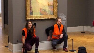activistas arrojan puré de papa a pintura de Monet