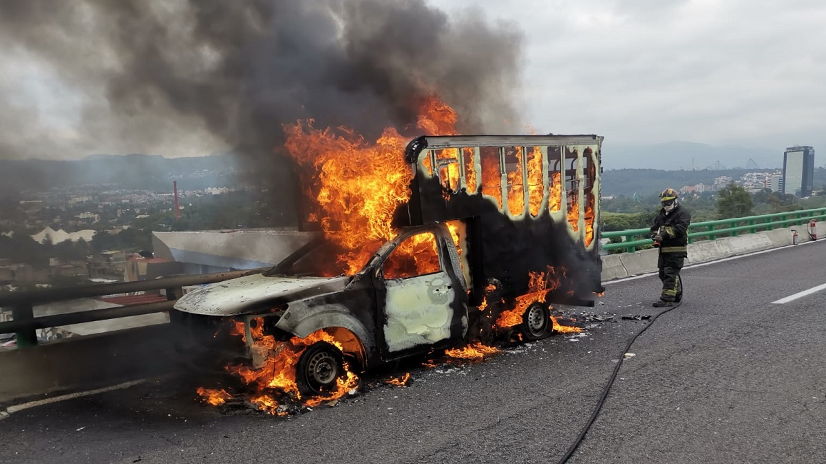 En CDMX, una camioneta se incendió en el Segundo Piso del Periférico; videos