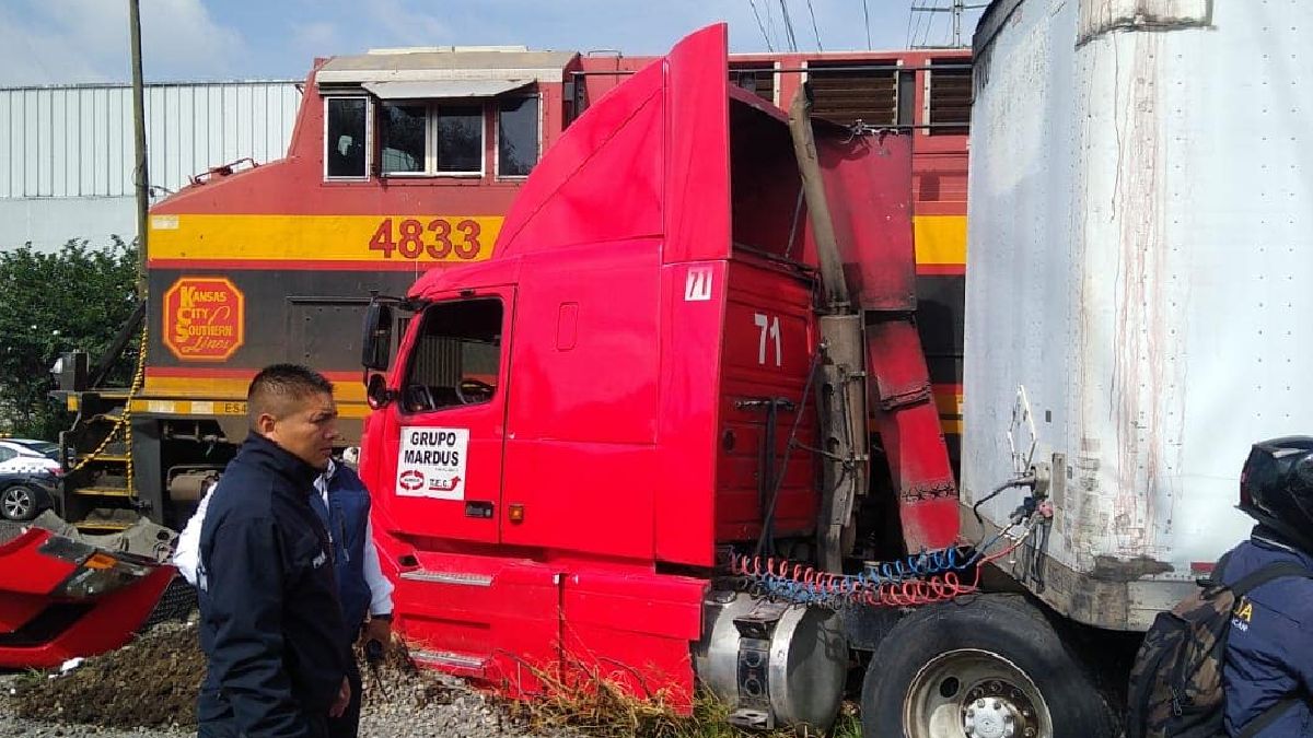 En Morelia, Michoacán, tren embiste a tráiler; intentó ganarle el paso
