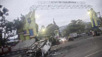 Estampida en partido de fútbol en Indonesia deja 127 muertos