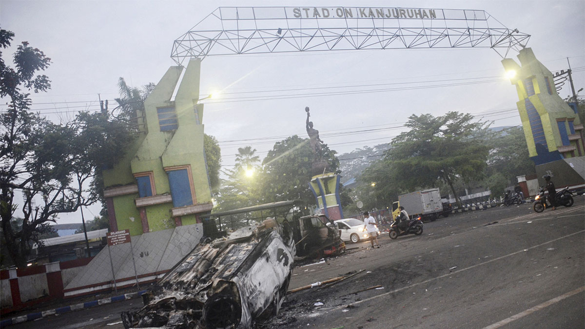 Al menos 127 muertos y 180 heridos dejó una estampida de fanáticos que invadieron la cancha tras un partido de fútbol en Malang, Indonesia.