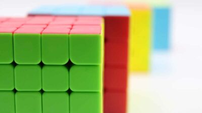 Cubo de Rubik: niño arma cubo mágico en segundos al interior de un avión