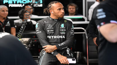Mercedes recibe multa por piercing de Lewis Hamilton