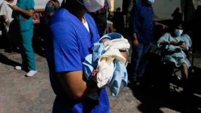 Morelos: niegan atención a embarazada y da a luz en plena calle de Cuautla