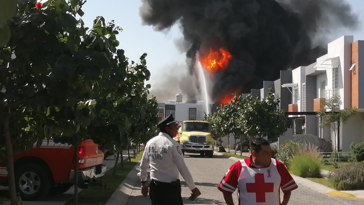 Un fuerte incendio consumió una fábrica de solventes en Tlaquepaque, Jalisco, lo que provocó el desalojo de un complejo habitacional.