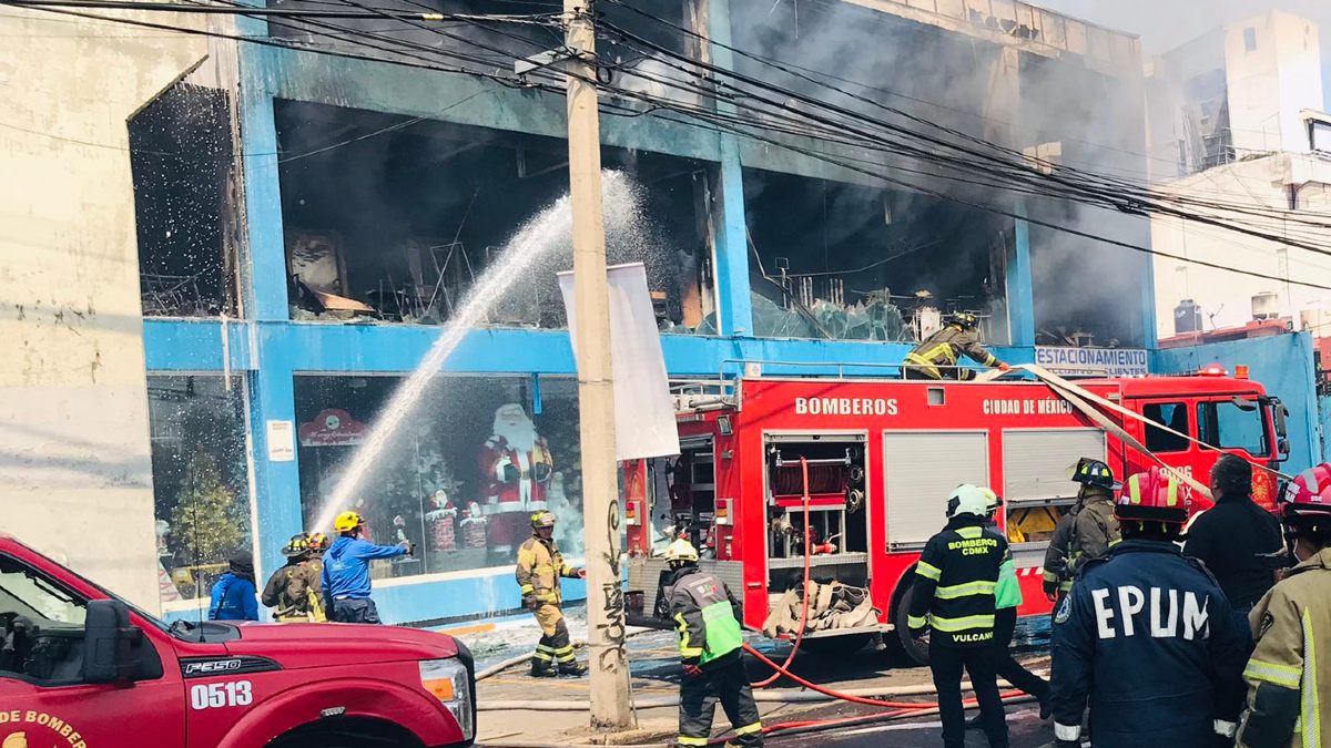 Bomberos de la Ciudad de México extinguieron un fuerte incendio que consumió un establecimiento en Avenida San Jerónimo.