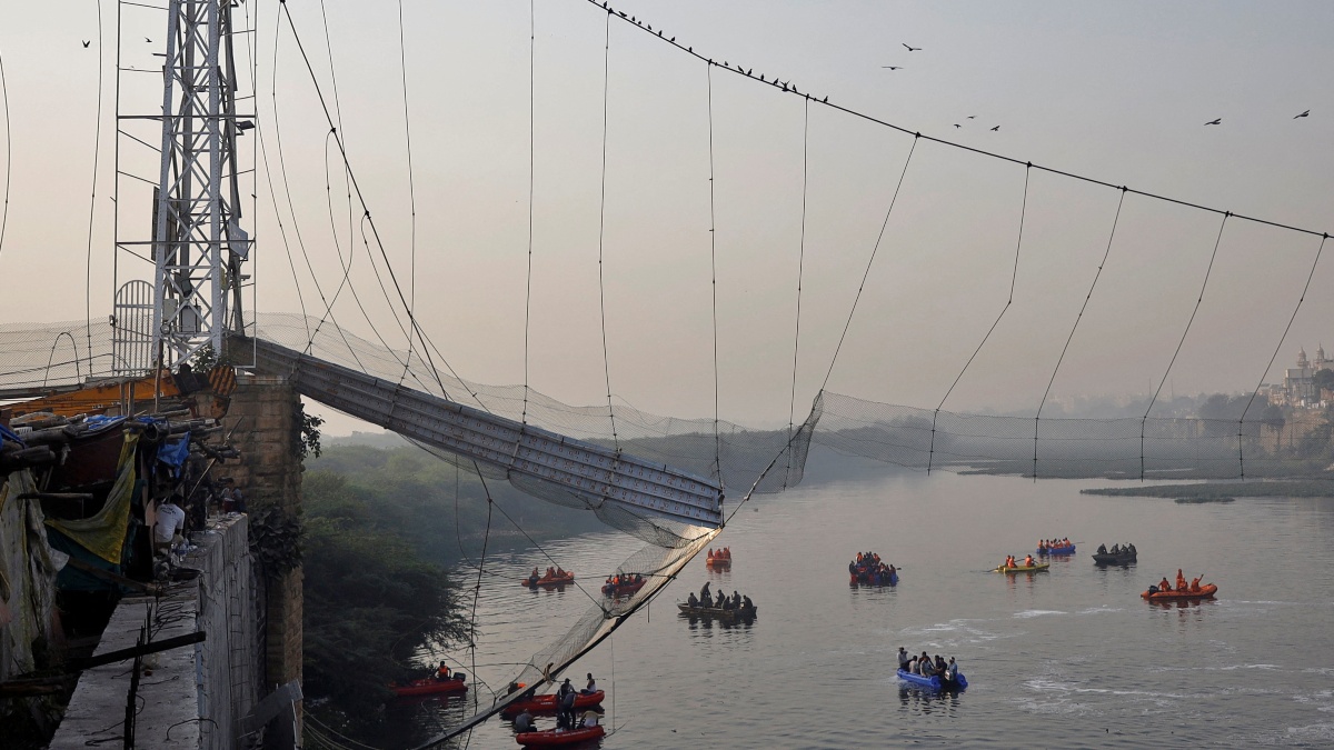 India confirma 137 muertos por caída de puente durante festival en Morbi