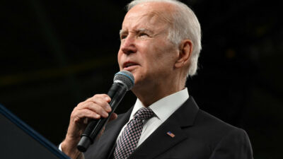 Con la medida, Joe Biden cumple una demanda de sus partidarios a un mes de las elecciones legislativas de mitad de mandato.