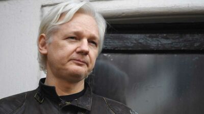 Julian Assange da positivo de covid-19
