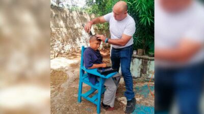 Maestro en Yucatán corta cabello a alumnos de pocos recursos
