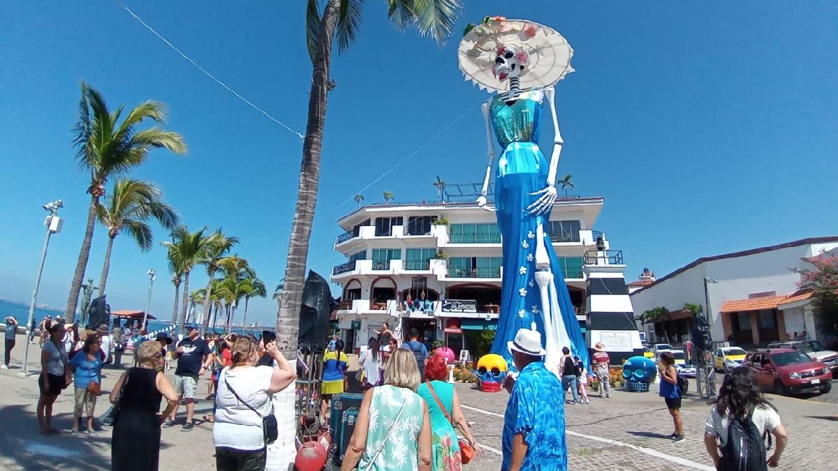 Malecón de Puerto Vallarta se llenó de catrinas por Día de Muertos
