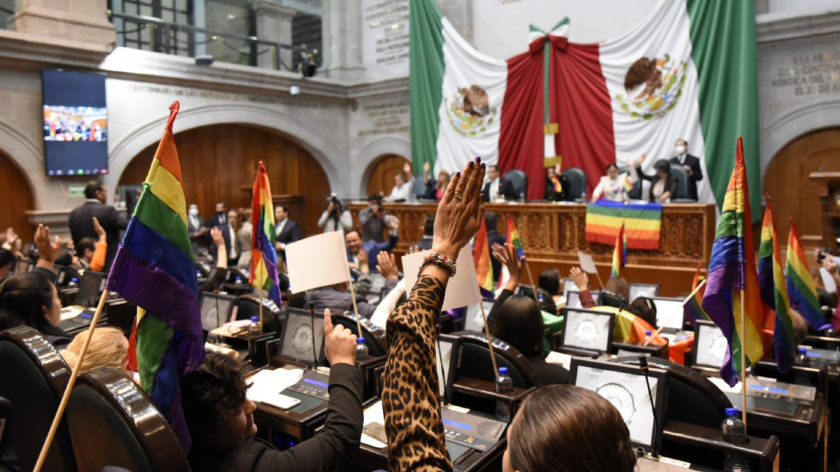 El Poder Legislativo del Estado de México aprobó, con 50 votos a favor, 16 en contra y seis abstenciones, el matrimonio igualitario.
