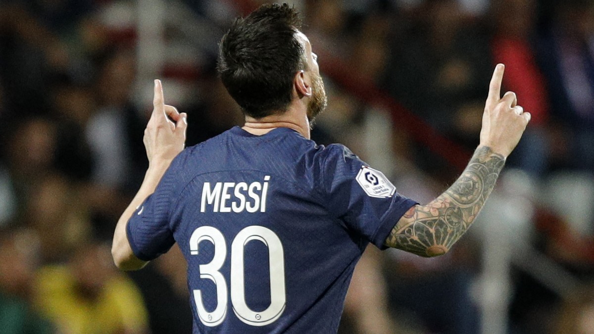 Golazo de Messi; además, ya es líder de asistencias en Francia
