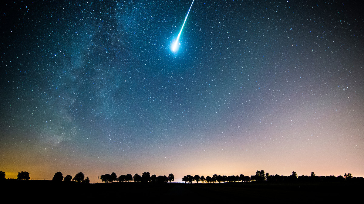 Un extraño objeto parecido a un meteoro con estela luminosa fue captado en un video difundido desde Webcams.