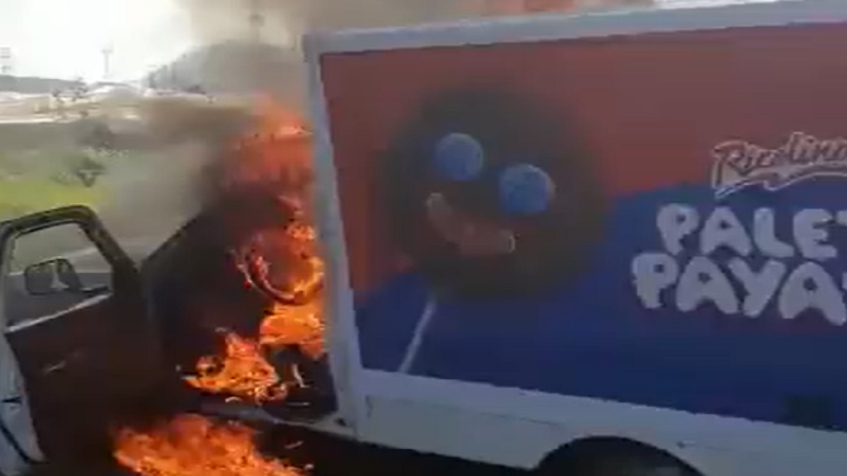En Michoacán, normalistas queman 8 vehículos de empresas particulares; videos