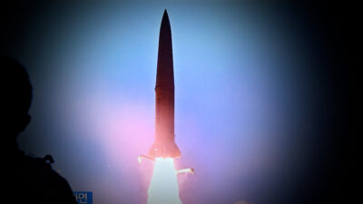 Los disparos responden al lanzamiento en la víspera de un misil balístico desde Corea del Norte que sobrevoló Japón.