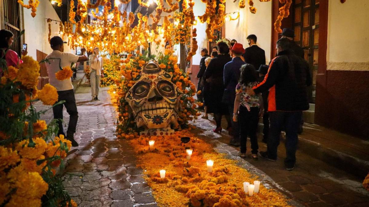 ¡Triste video! Colocan el altar más grande de Michoacán y lluvia se lo lleva