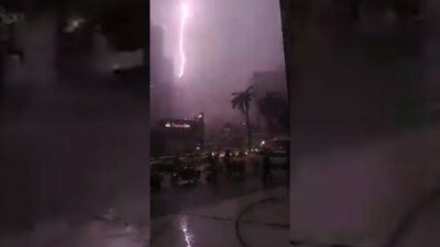 Acapulco: Captan momento en que tremendo rayo cae durante tormenta