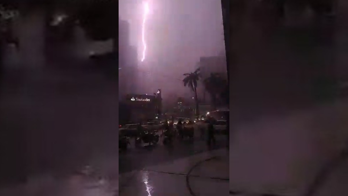 ¡Pa’ su mecha! Captan momento justo en que tremendo rayo cae durante tormenta en Acapulco