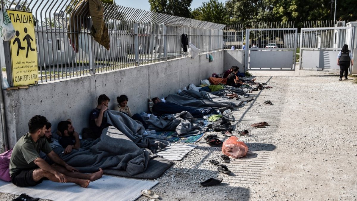 Di perbatasan Yunani-Turki, mereka menemukan sekitar 100 pengungsi telanjang