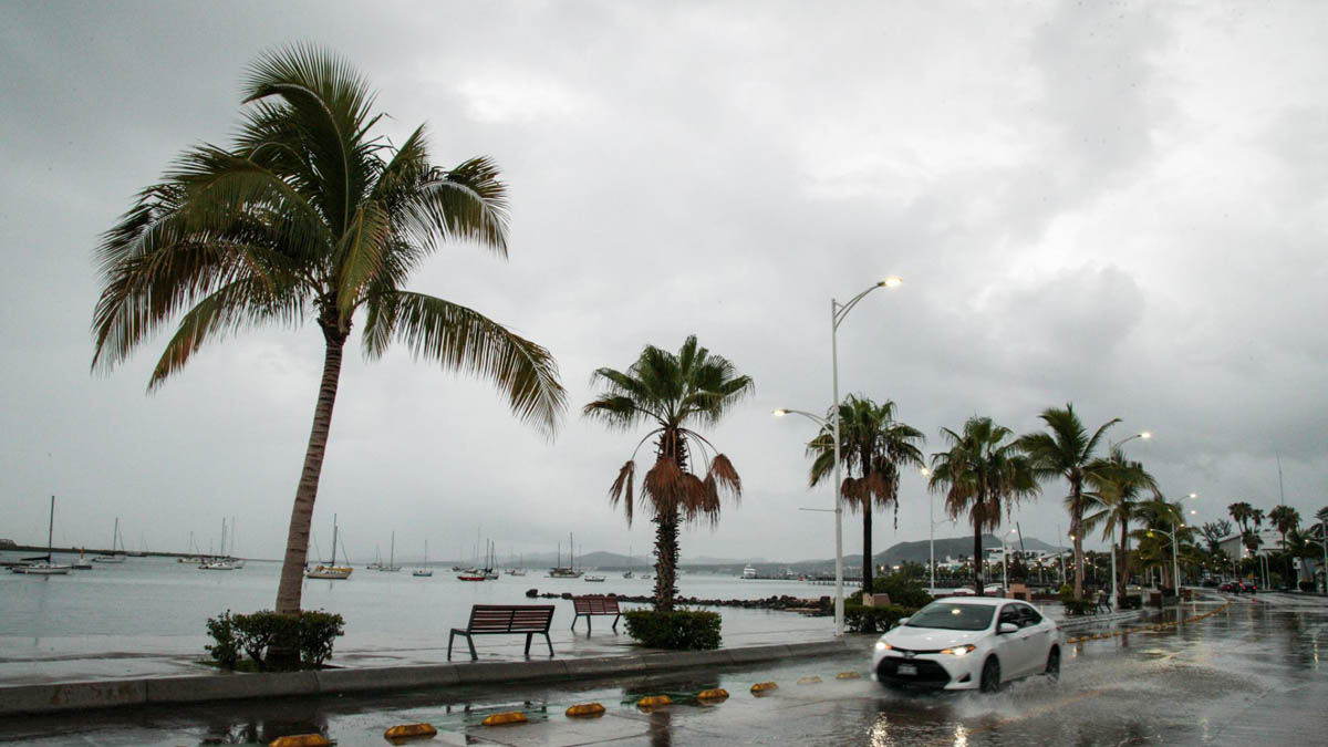 Ya alistan albergues: Roslyn impactará el sábado en Nayarit y Jalisco como huracán categoría 2