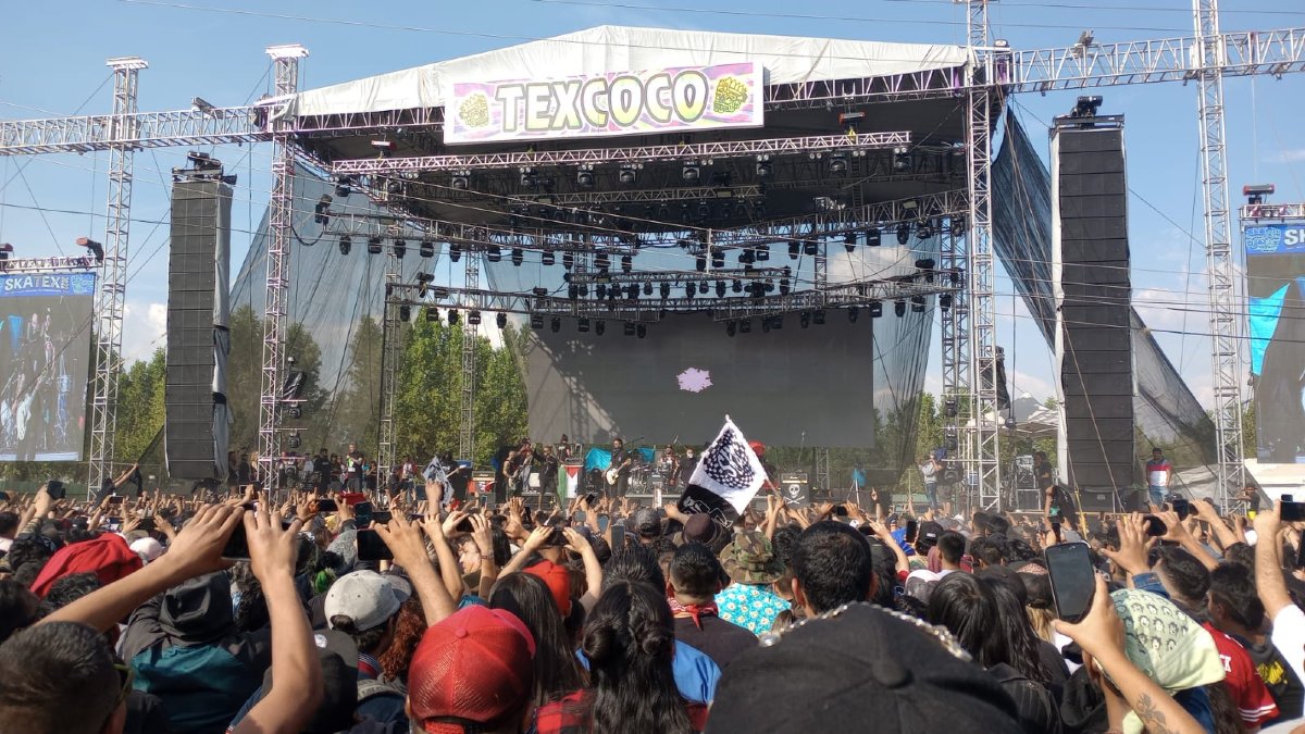 El joven no dejaba de disfrutar la música, que al mismo tiempo era alentado por los asistentes al festival musical en Texcoco.