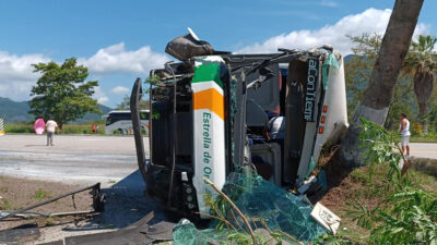 Autobús vuelca en autopista del Sol; hay dos muertos y 21 heridos