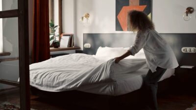 ¿Es bueno tender la cama por la mañana?