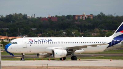 Avión de Latam aterrizó de emergencia en Asunción sin un motor por tormenta