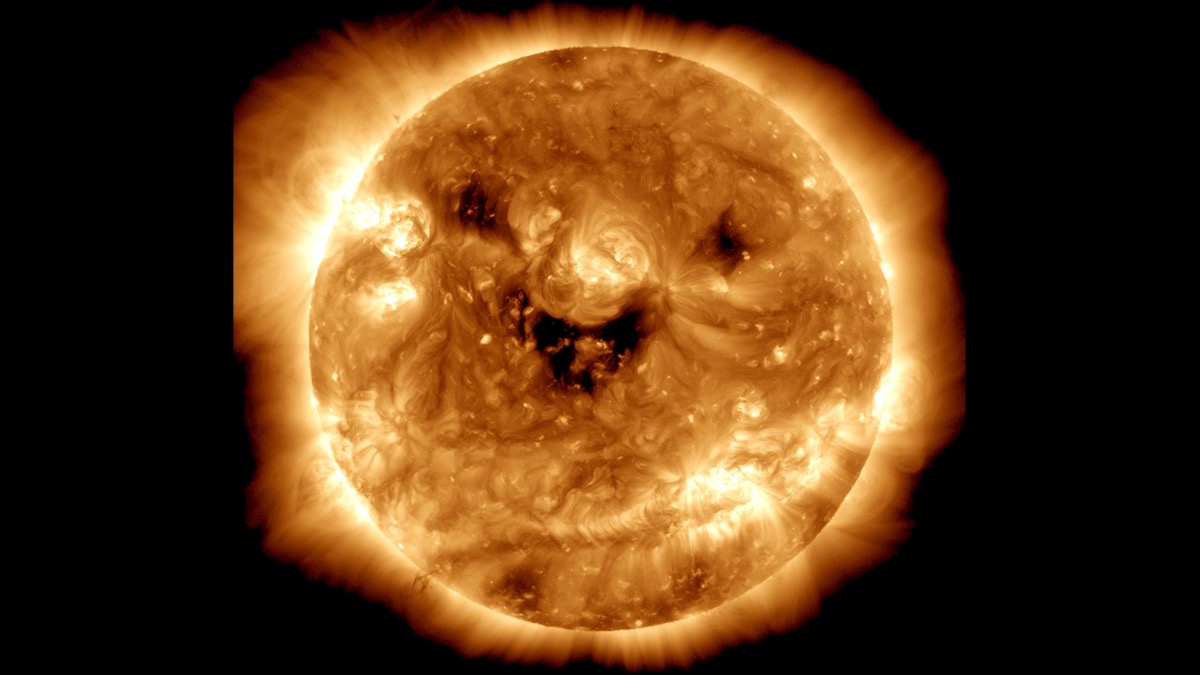¡Una carita feliz! NASA capta al Sol “sonriendo”