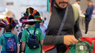 Aficionados mexicanos llegan a Qatar con alcohol en mano