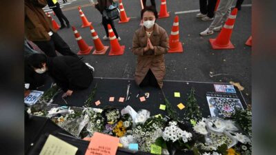 Corea del Sur: con altar y plegarias rinden homenaje a víctimas de estampida en Seúl