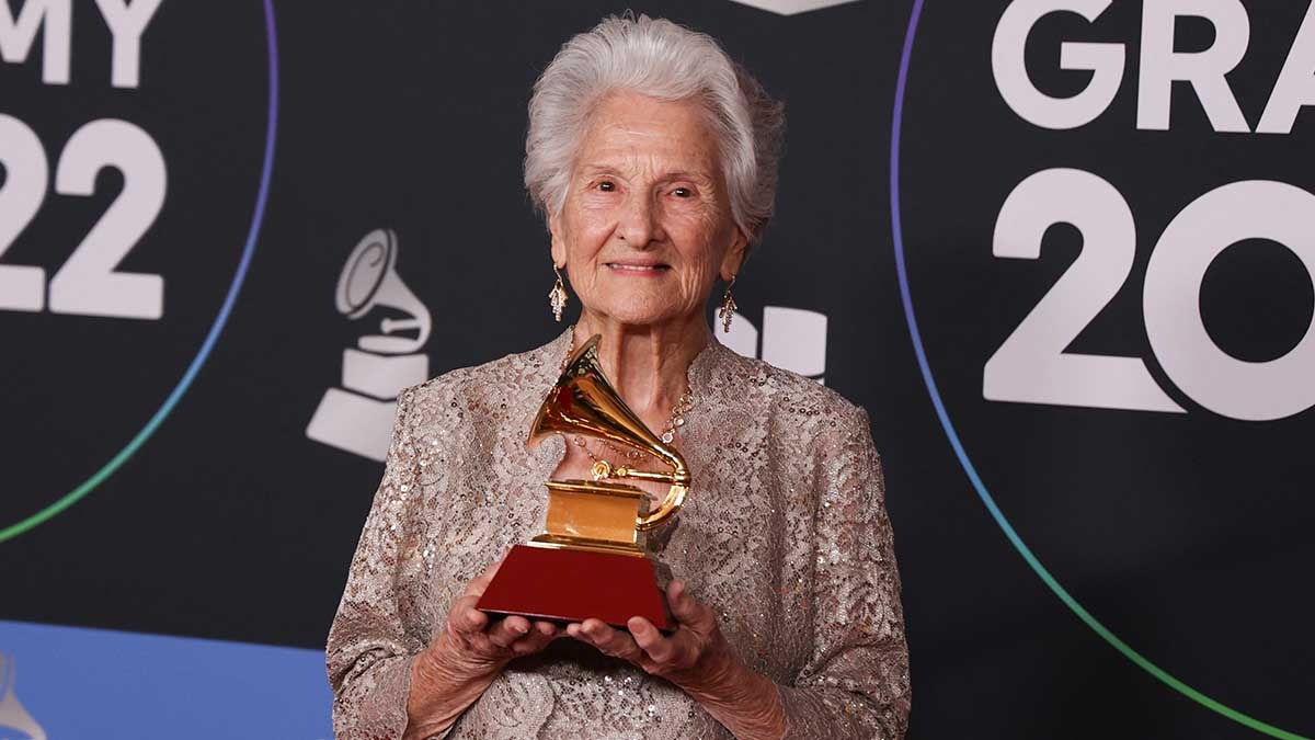 Ángela Álvarez, de 95 años, se llevó el premio a mejor artista nuevo.