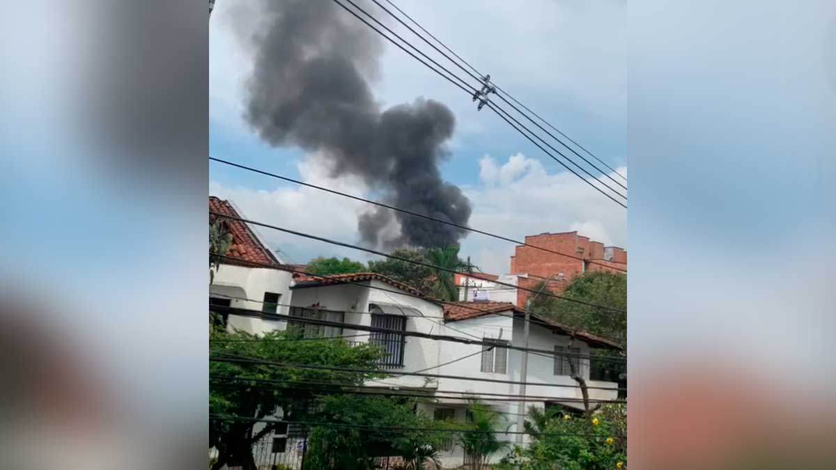 Una avioneta cae sobre sector residencial de Medellín, Colombia