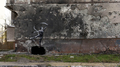 Banksy pinta graffiti en Borodianka, Ucrania, ciudad bombardeada por Rusia