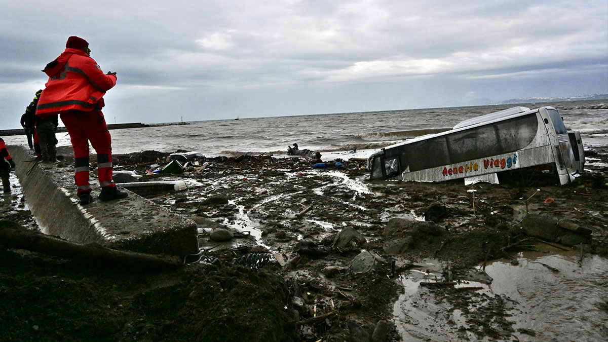 Terribles imágenes captaron daños por un deslizamiento de tierra provocado por intensas lluvias que cayeron en la isla italiana de Isquia.