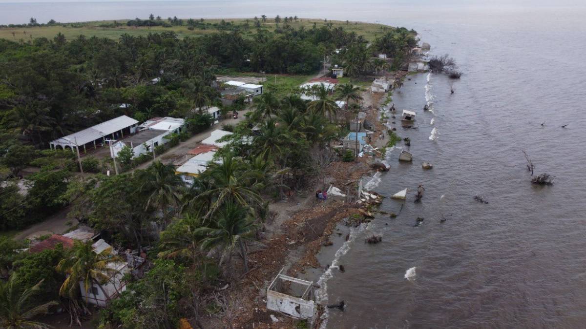 Desaparecen casas poco a poco: el mar se las “traga” en Centla, Tabasco; denuncian emergencia climática