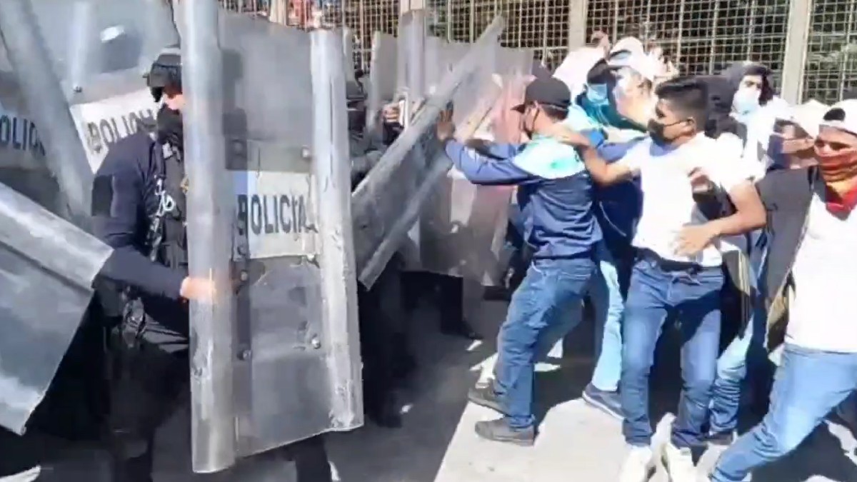 En Guerrero, policías desalojan manifestación de estudiantes del FUNPEG