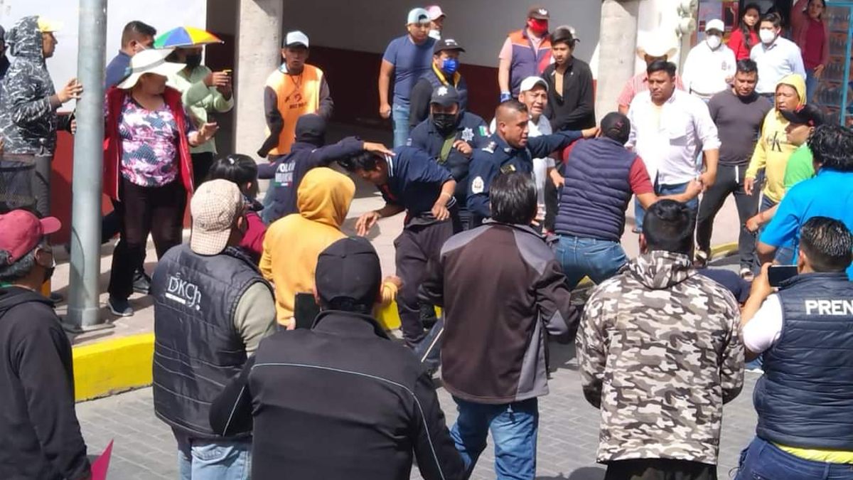 Encontronazo entre pobladores de Teolocholco y policías deja 5 oficiales heridos; piden destitución del alcalde