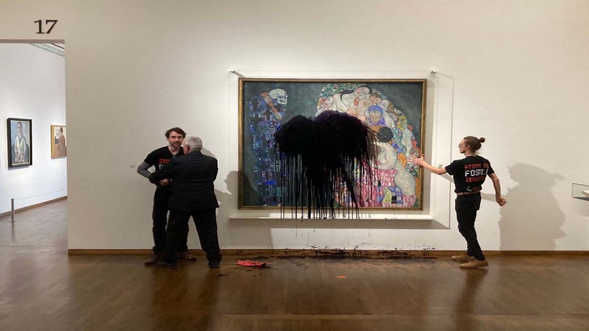 Ambientalistas rocían líquido negro a obra de Klimt en museo de Viena
