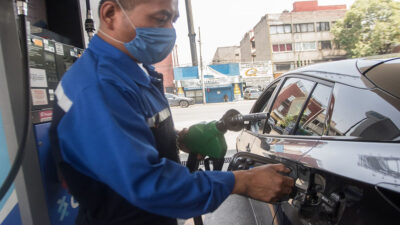 En Monterrey, un sujeto regala gasolina a un automovilista