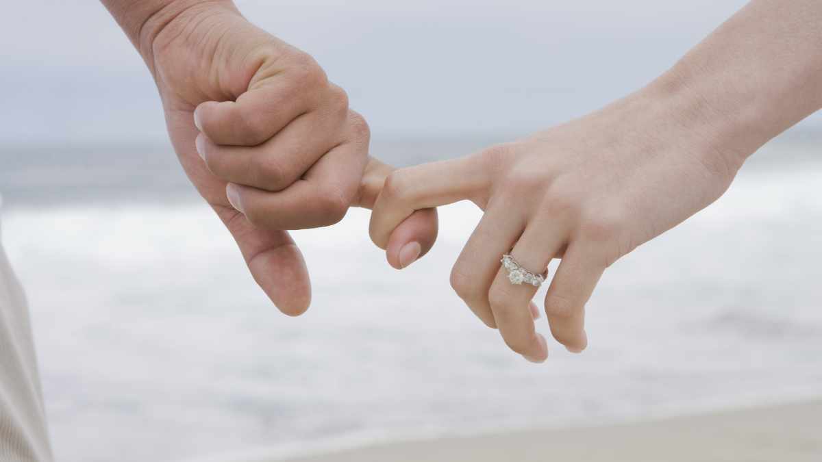 Anillo de compromiso: joven quería pedir matrimonio a su novia, pero tira joya al mar; video se hace viral